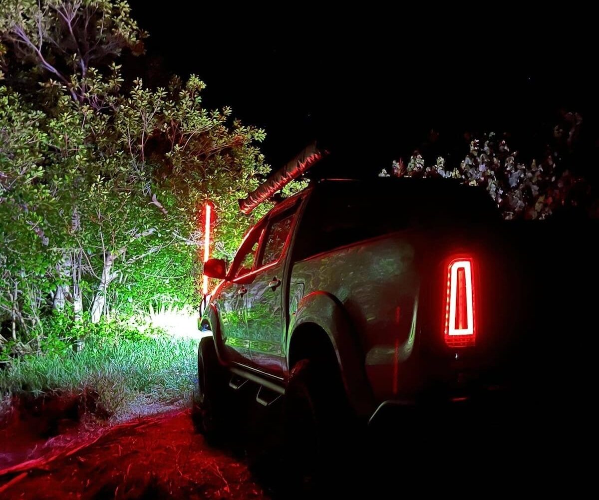 Accessoires 4X4 pour Toyota Hilux : lampe fouet et barre de LED Aurora